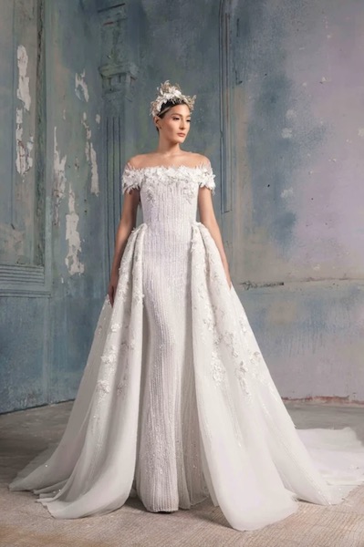 In questa foto una modella indossa un abito da sposa con sopragonna rimovibile di La Mariée 2023 di Tony Ward