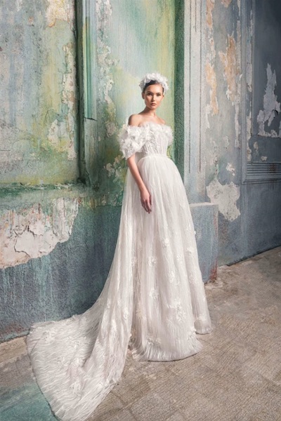 In questa foto una modella indossa un abito da sposa dallo stile boho chic di La Mariée 2023 di Tony Ward