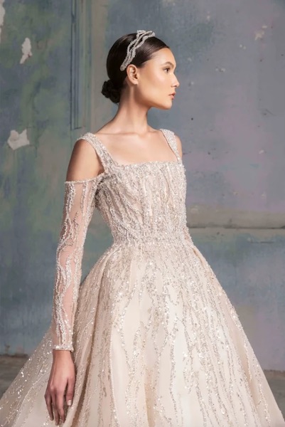 In questa foto una modella indossa un abito da sposa La Mariée 2023 di Tony Ward color pesco, impreziosito da ramage di cristalli sul top con scollo quadrato e lungo tutta la gonna