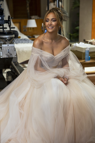 In questa foto, Jennifer Lopez è seduta mentre indossa l'abito da sposa Galia Lahav realizzato per il film Un matrimonio esplosivo