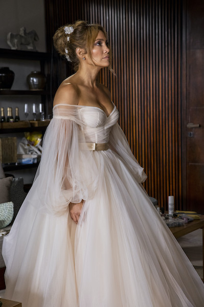 In questa foto Jennifer Lopez fotografata durante una scena del film Un matrimonio esplosivo, mentre indossa l'abito da sposa Galia Lahav 