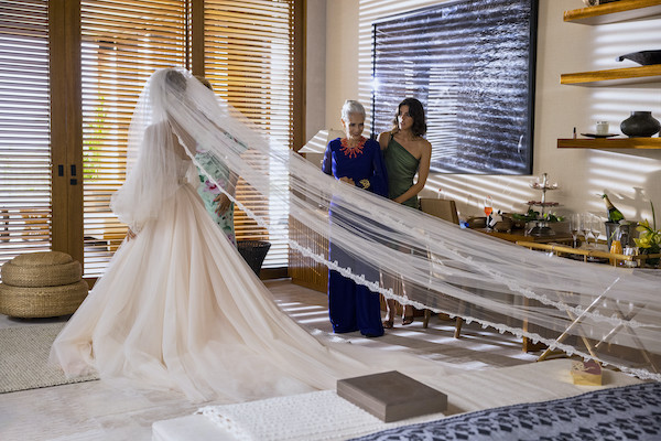 In questa foto JLo di spalle, mostra il lungo velo dell'abito da sposa di Galia Lahav indossato sul set di Un matrimonio esplosivo