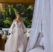 JLo in abito da sposa… di nuovo! Galia Lahav firma l’outfit di “Un matrimonio esplosivo”