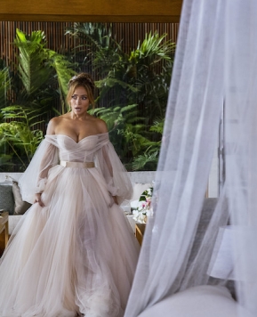 JLo in abito da sposa… di nuovo! Galia Lahav firma l’outfit di “Un matrimonio esplosivo”