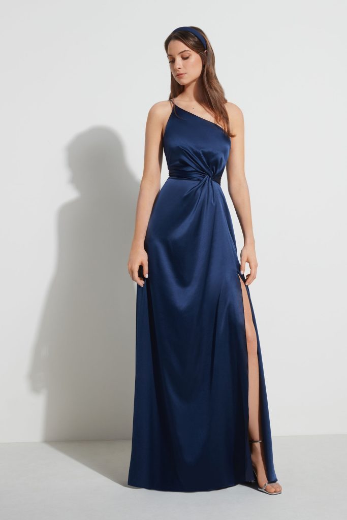 In questa immagine un modello blu con spacco di Atelier Emé che fa parte delle collezioni di abiti da damigelle 2023