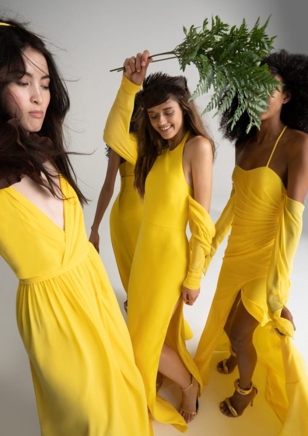 In questa immagine quattro abiti da damigelle gialli di Vera Wang. 