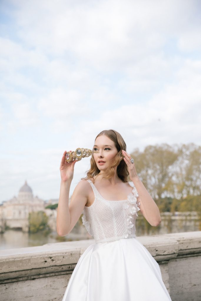 In questa immagine un abito da sposa Bencivenga 2023 con fiori in 3D sul corpetto