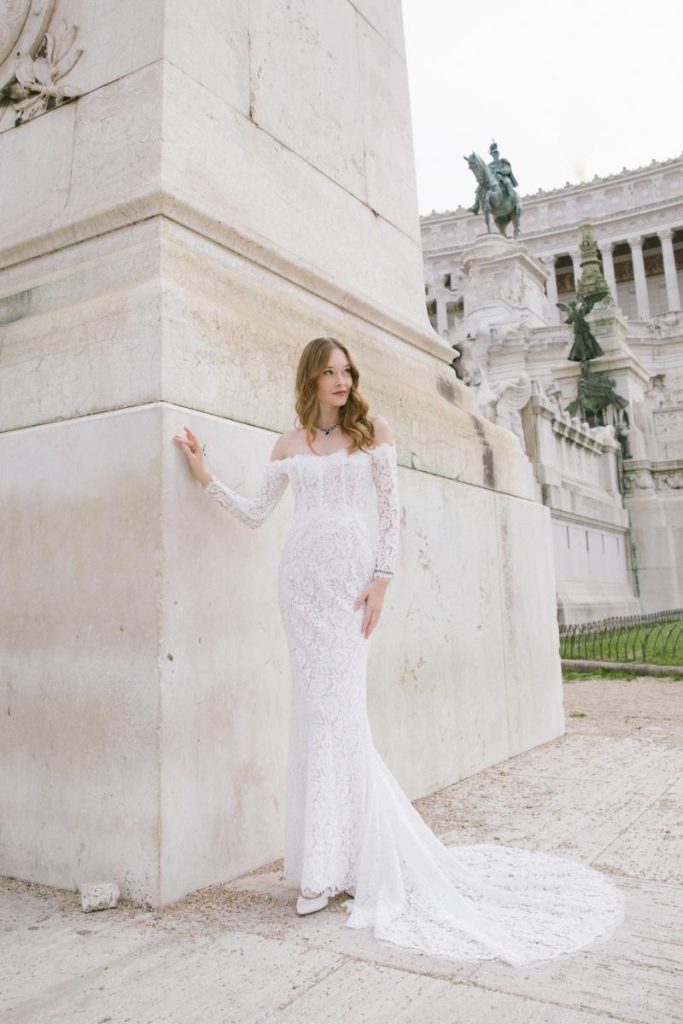 In questa immagine un abito da sposa Bencivenga 2023 a sirena con pizzo floreale