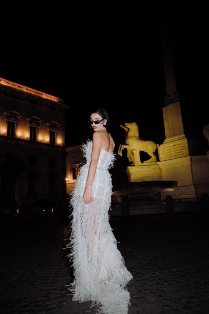 In questa immagine un abito da sposa Bencivenga 2023 con effetto plumage
