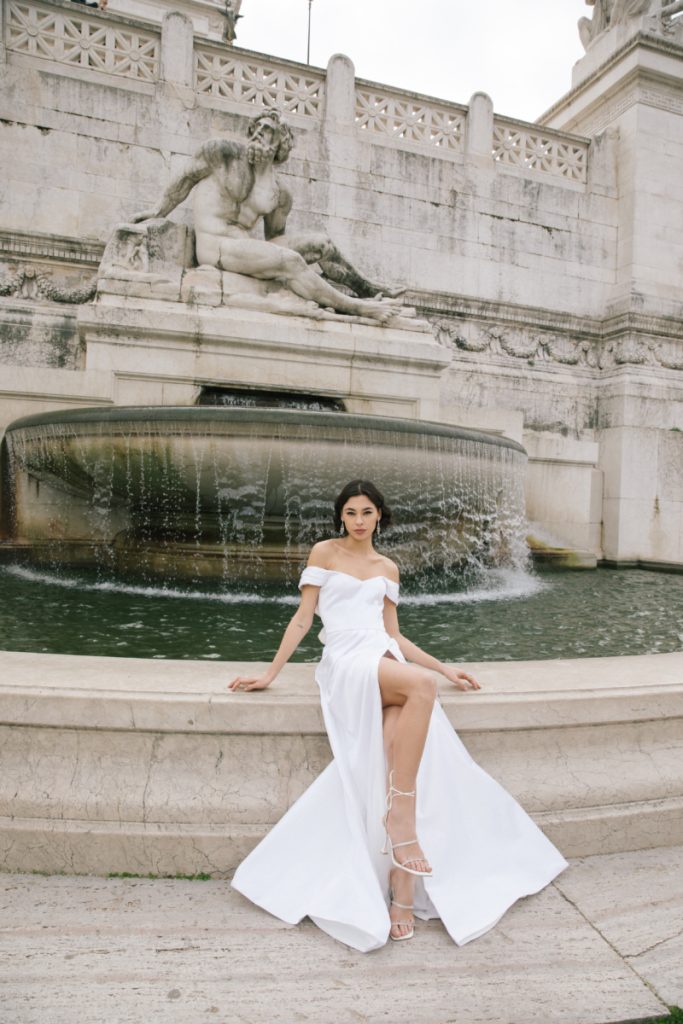 In questa immagine un abito da sposa del brand italiano con profondo spacco laterale.