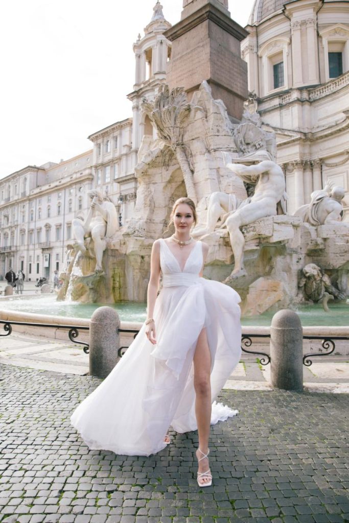 In questa immagine un abito da sposa Bencivenga 2023 con spacco profondo