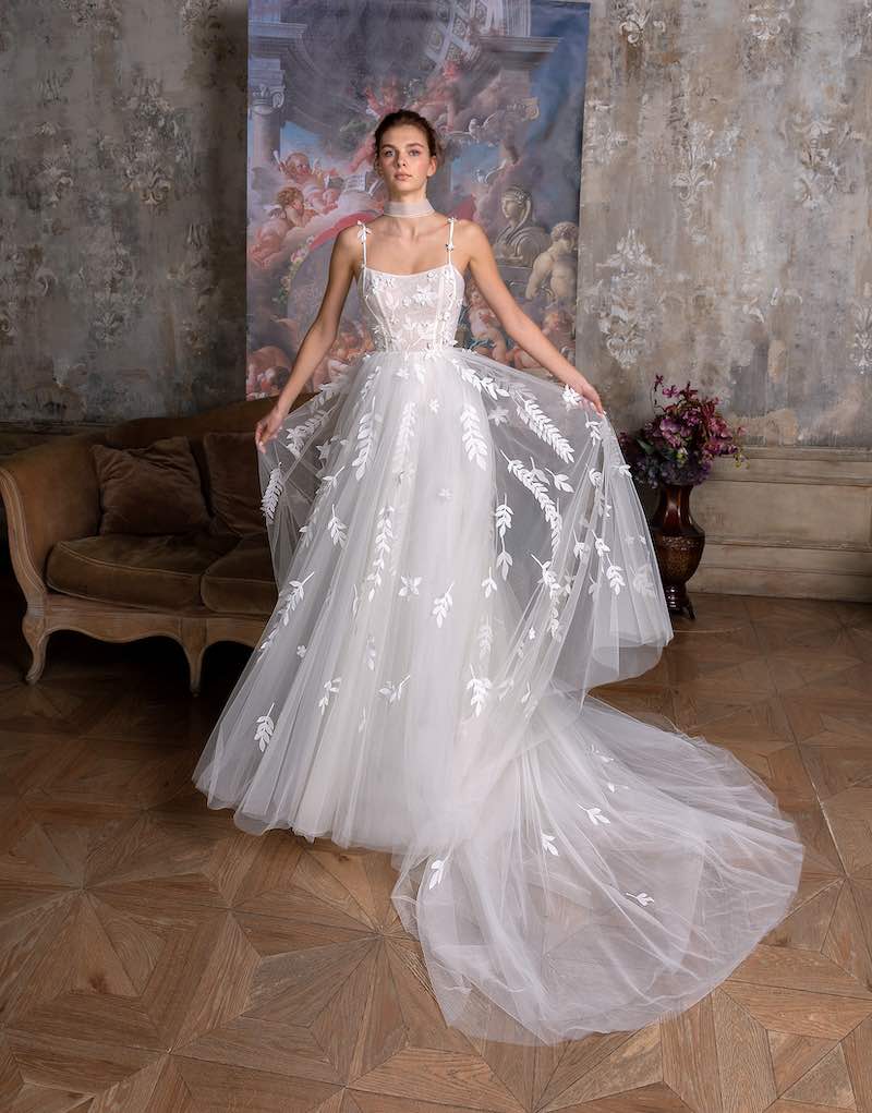 In questa foto una modella indossa un abito da sposa scivolato Papilio 2023 in tulle ricamato, scollo quadrato, bustier con ricami floreali e microspalline