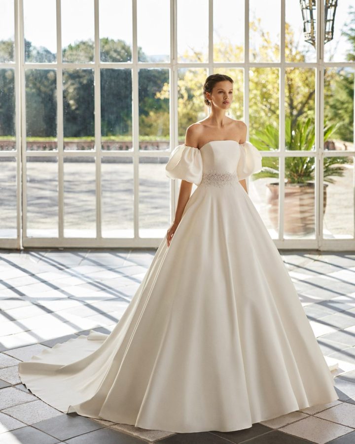 Abiti da sposa Aire Barcelona 2023 sensualita e linee minimal