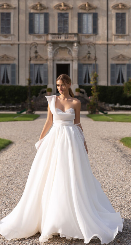 In questa foto una modella indossa un bellissimo abito da sposa Pollardi 2023