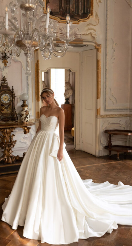 In questa foto, una modella indossa un abito da sposa bianco optical con corpetto con scollo a cuore