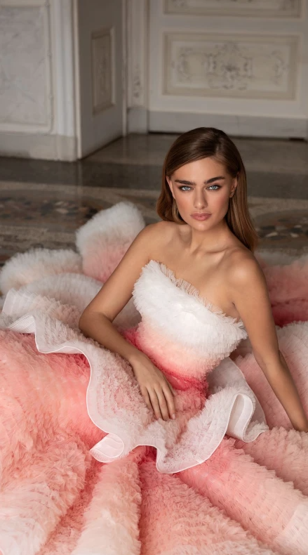 In questa foto una modella indossa l'unico abito da sposa colorato Pollardi 2023