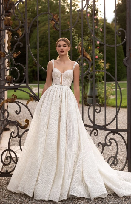 In questa foto una modella indossa un abito da sposa con gonna maxi e bustier 
