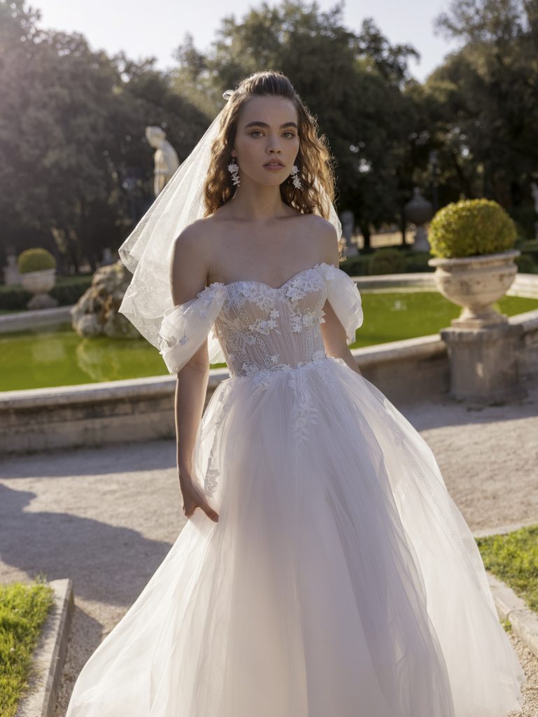 In questa immagine un abito con bustier ricoperto da decorazioni floreali in 3D della collezione Blammo-Biamo 2023