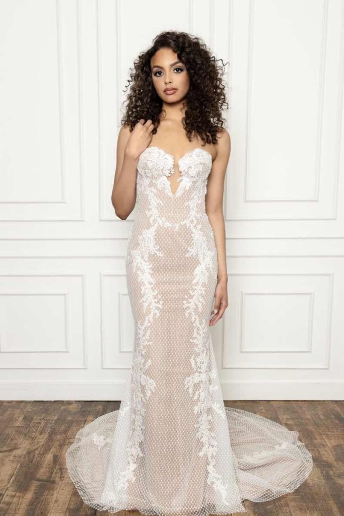 In questa foto una modella indossa un abito da sposa La Premiere Bridal 2023 a sirena in tulle plumetis con ricami in pizzo, scollatura a cuore e sottoveste nude