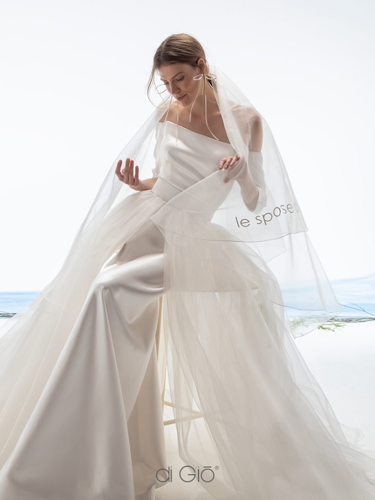 In questa immagine un abito da sposa con sopragonna in tulle della collezione 2023 del brand italiano.