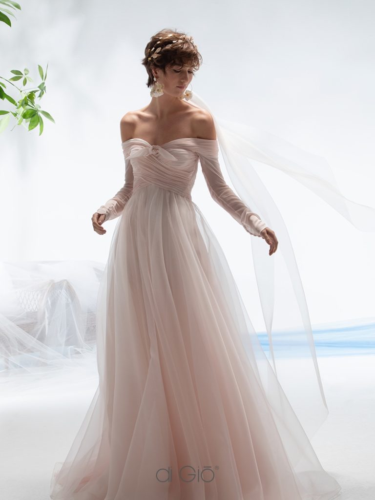 In questa immagine un abito da sposa color rosa cipria Le Spose di Giò 2023.