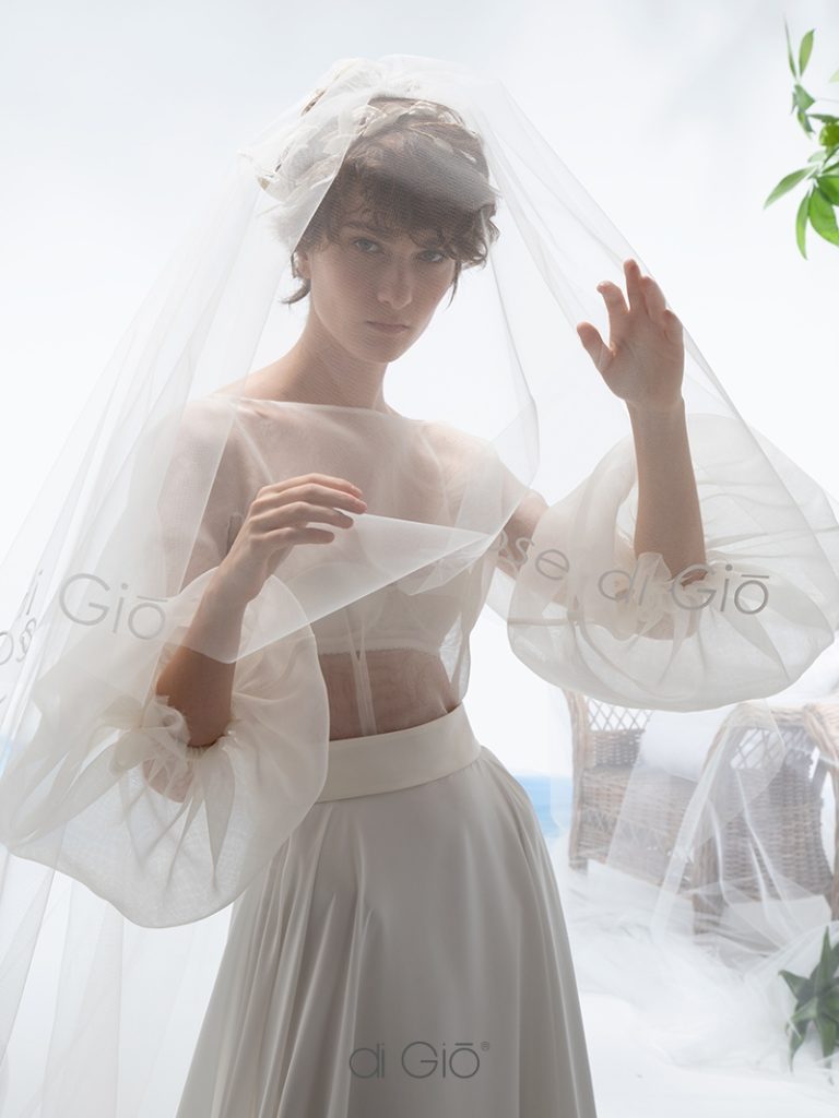 In questa immagine un abito da sposa con crop top Le Spose di Giò 2023.
