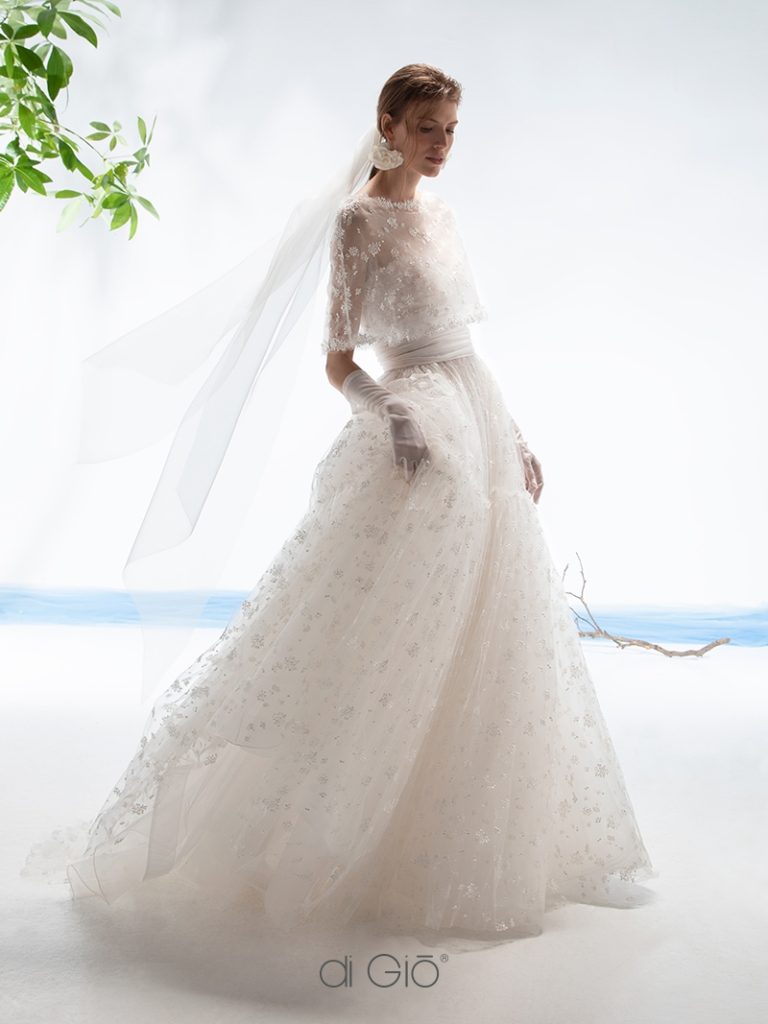 In questa immagine un abito da sposa Le Spose di Giò 2023 con ricami floreali in 3D.