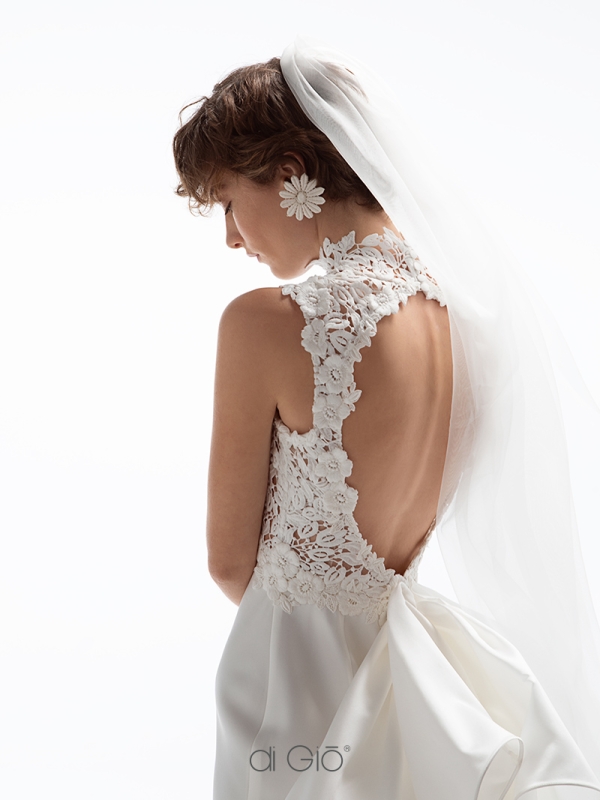 In questa immagine un abito da sposa con schiena scoperta e ricami in pizzo floreali della collezione 2023 del brand italiano.