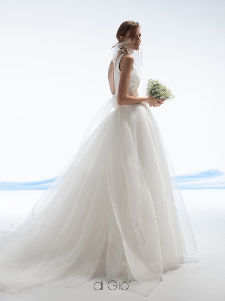 In questa immagine un abito da sposa con schiena scoperta della collezione 2023 del brand italiano.