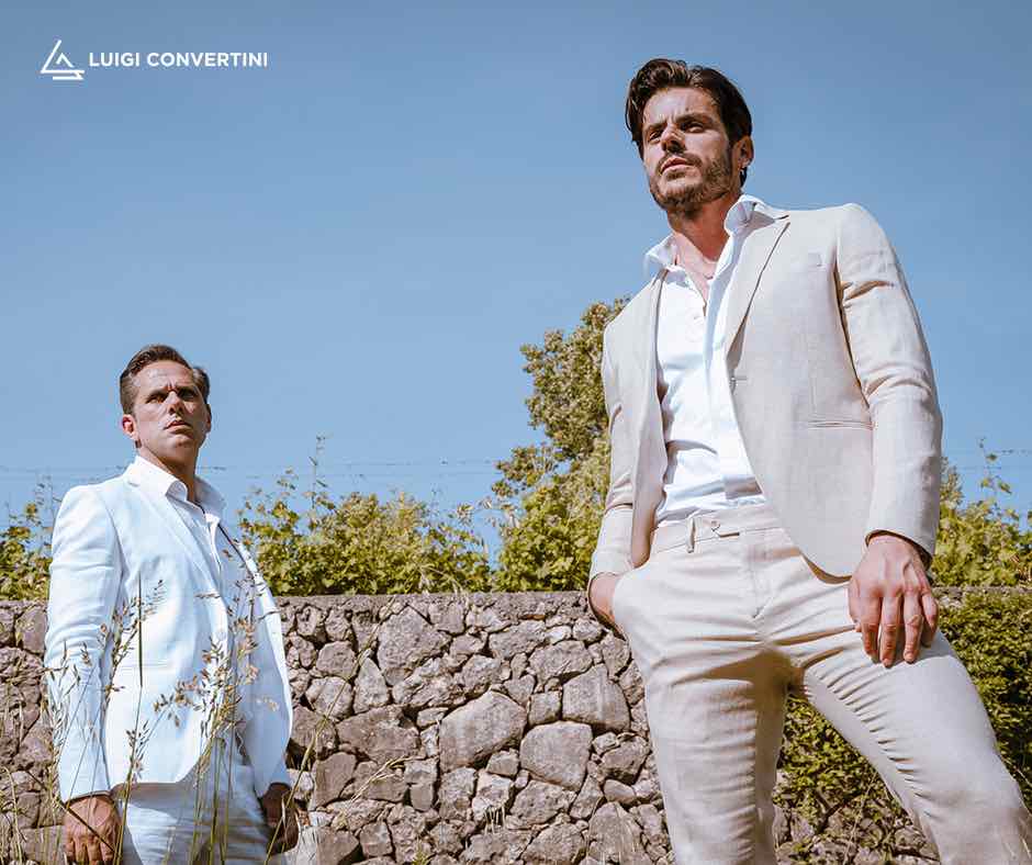 In questa foto, Andrea Casalino e Attilio Fontana posano indossando due completi di lino, dai toni chiari, della collezione Luigi Convertini 2023