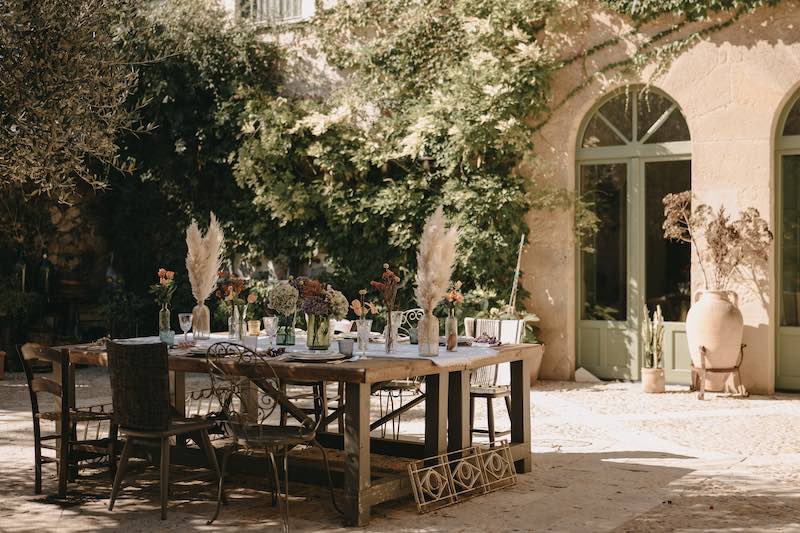 In questa foto un tavolo per matrimonio allestito nel cortile di un antico casale 