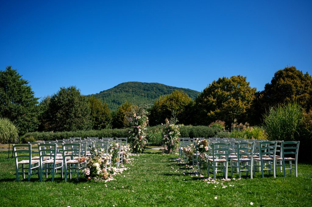 In questa foto l'allestimento per un rito civile all'aperto realizzato da Mary Tricarico Wedding Designer