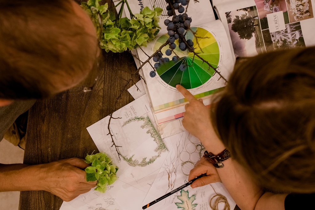 In questa foto Mary Tricarico Wedding Designer sceglie insieme ad uno sposo la palette dei colori per gli allestimenti di matrimonio