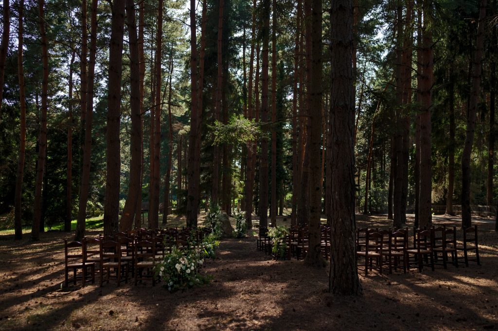 L'allestimento di un matrimonio con rito civile nel bosco realizzato da Mary Tricarico Wedding Designer