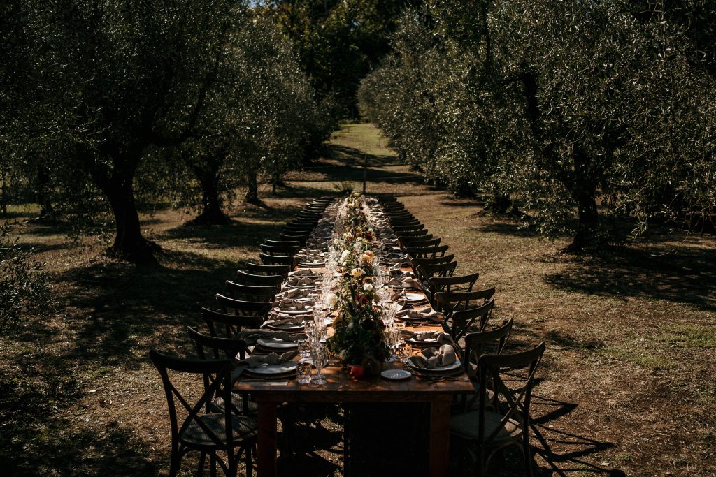 L'allestimento della tavola di un matrimonio nel bosco realizzato da Mary Tricarico Wedding Designer