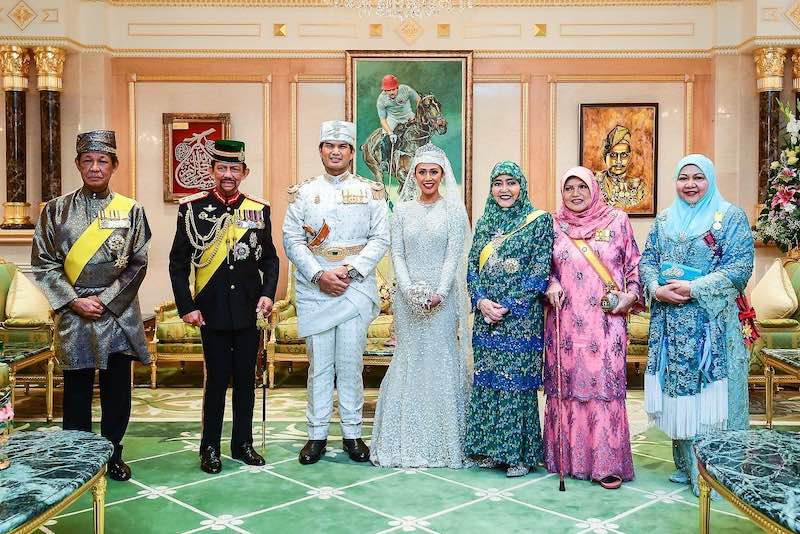 In questa foto la principessa Azemah e il principe Bahar al centro durante il matrimonio con a destra il sultano del Brunei e il padre dello sposo e a sinistra le mogli e la sorella dello sposo, la principessa Sarah