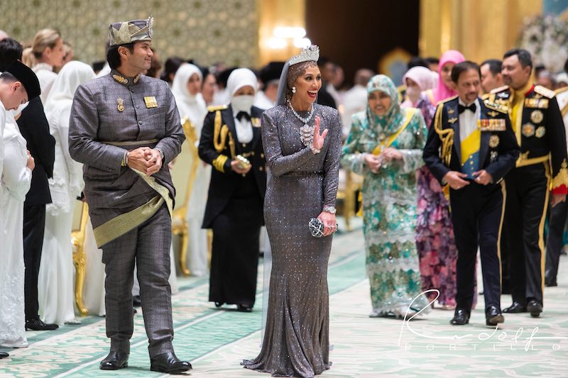 In questa foto la principessa Azemah e il principe Bahar vestiti di grigio durante la festa di nozze