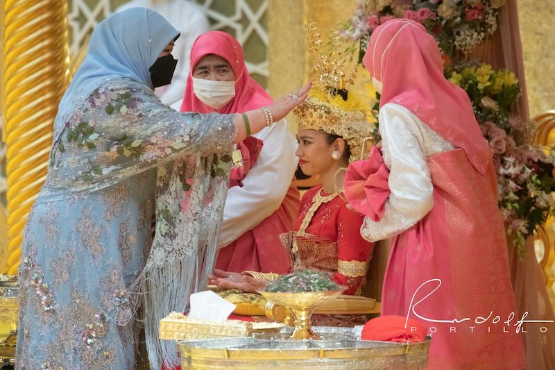 In questa foto la cerimonia reale dell'unzione durante il matrimonio della principessa Azemah con la cognata, la principessa Sarah
