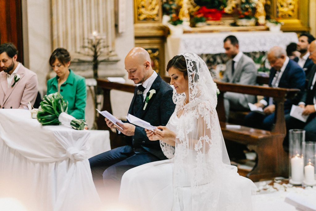 In questa foto Mariavittoria e Claudio durante la messa nella Chiesa di Sant'Apollonio