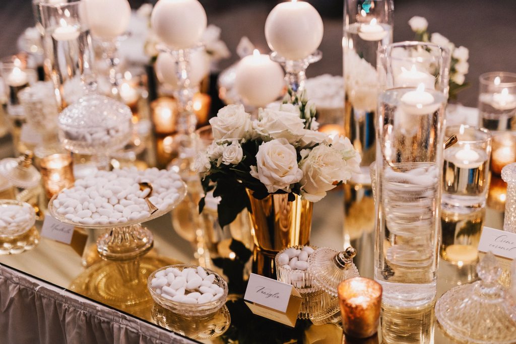 In questa foto l'elegante confettata allestita nel padiglione delle feste dei Giardini di Paghera per le nozze di Mariavittoria e Claudio: decorazioni sui toni dell'oro e del bianco