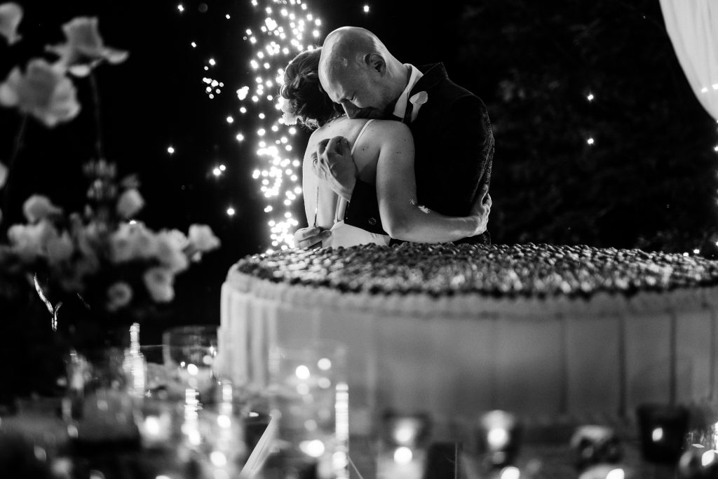 In questa foto Mariavittoria e Claudio si abbracciano durante il taglio della torta: la commozione dello sposo
