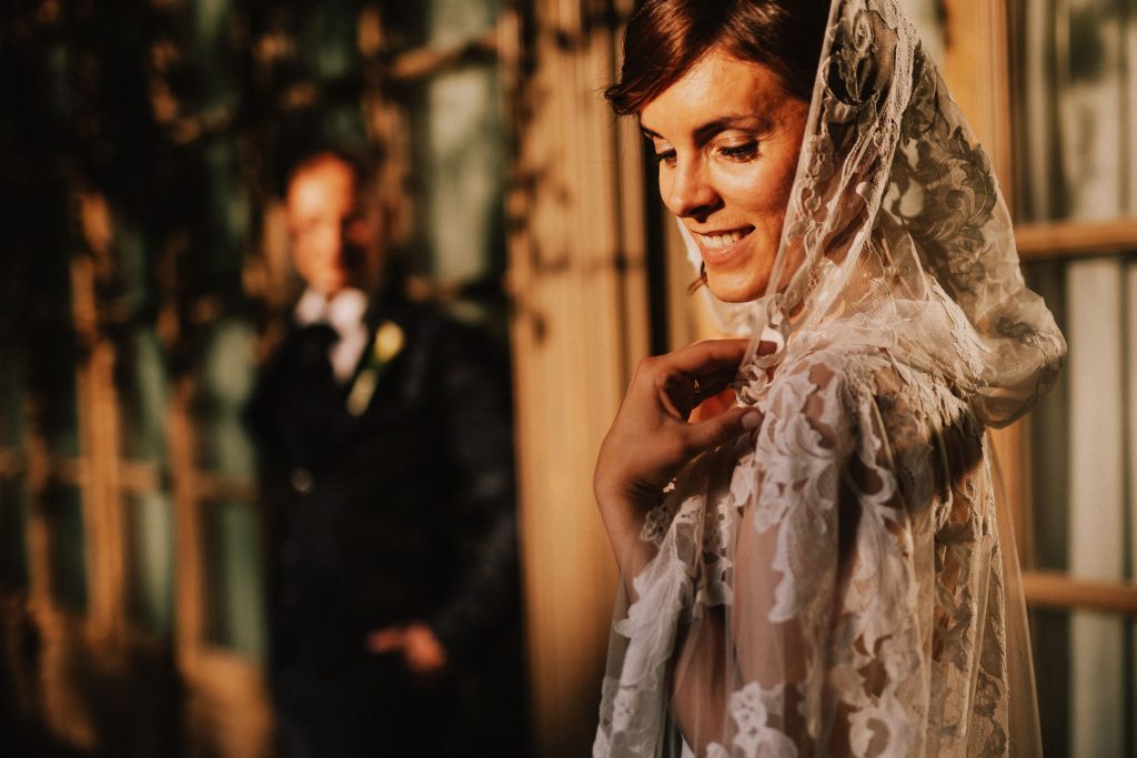 In questa foto Mariavittoria con la cappa retrò scelta come accessorio del suo abito Pronovias