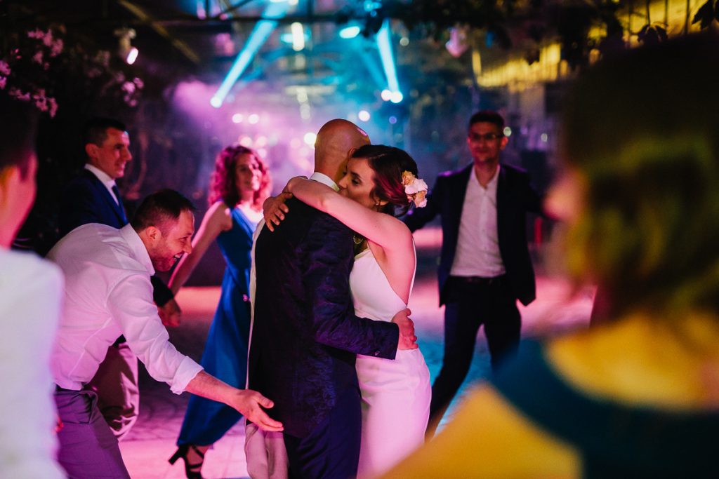 In questa foto Mariavittoria e Claudio ballano al centro di un girotondo di invitati durante i festeggiamenti per le nozze