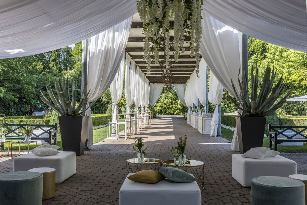 In questa foto il padiglione delle feste dei Giardini di Paghera, scelto per l'aperitivo delle nozze di Mariavittoria e Claudio