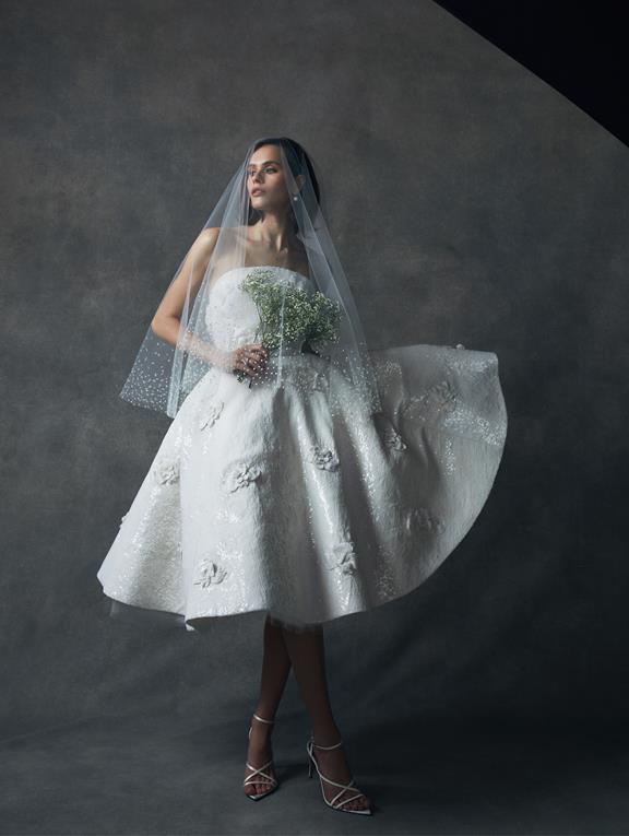 In questa immagine un abito corto che fa parte della collezione Oscar de la Renta sposa 2023.