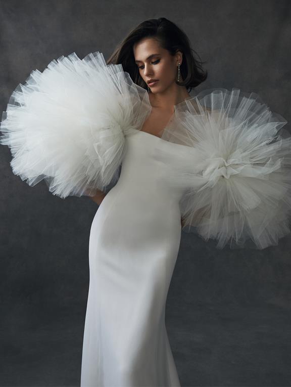 In questa immagine un abito della collezione Oscar de la Renta sposa 2023 con maxi maniche in tulle.