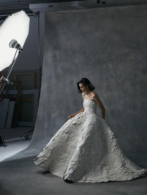In questa immagine un abito interamente ricoperto da fiori in 3D che fa parte della collezione Oscar de la Renta sposa 2023.