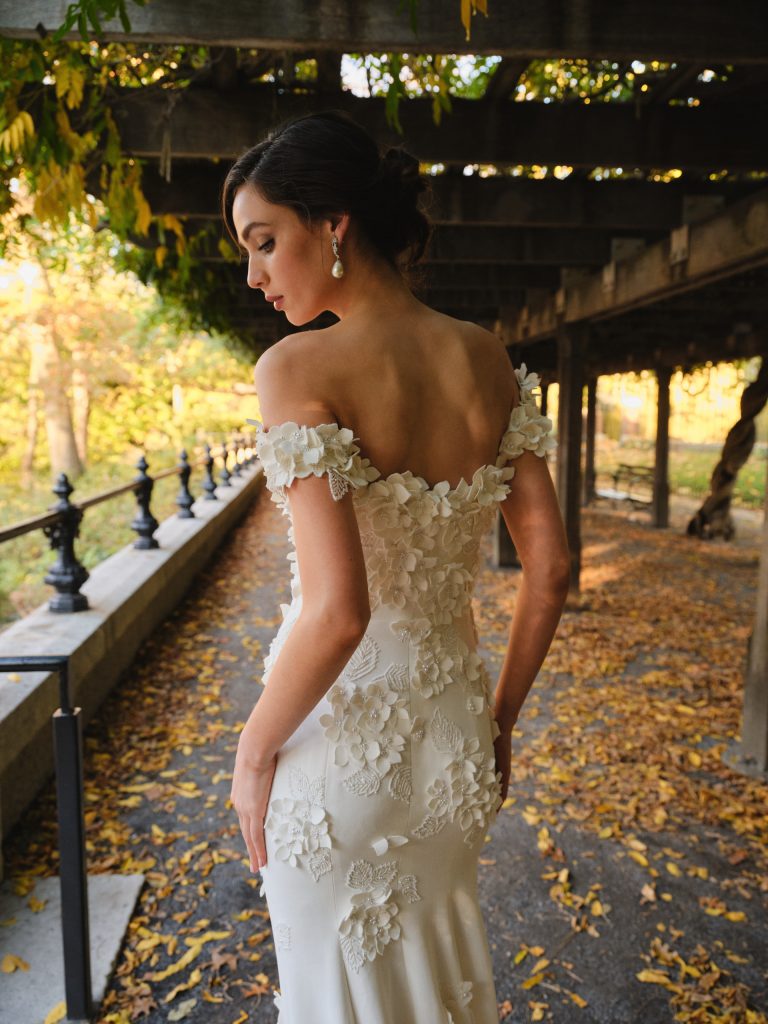In questa immagine un abito con maniche interamente ricoperte da fiori in 3D che fa parte della collezione Oscar de la Renta sposa 2023.
