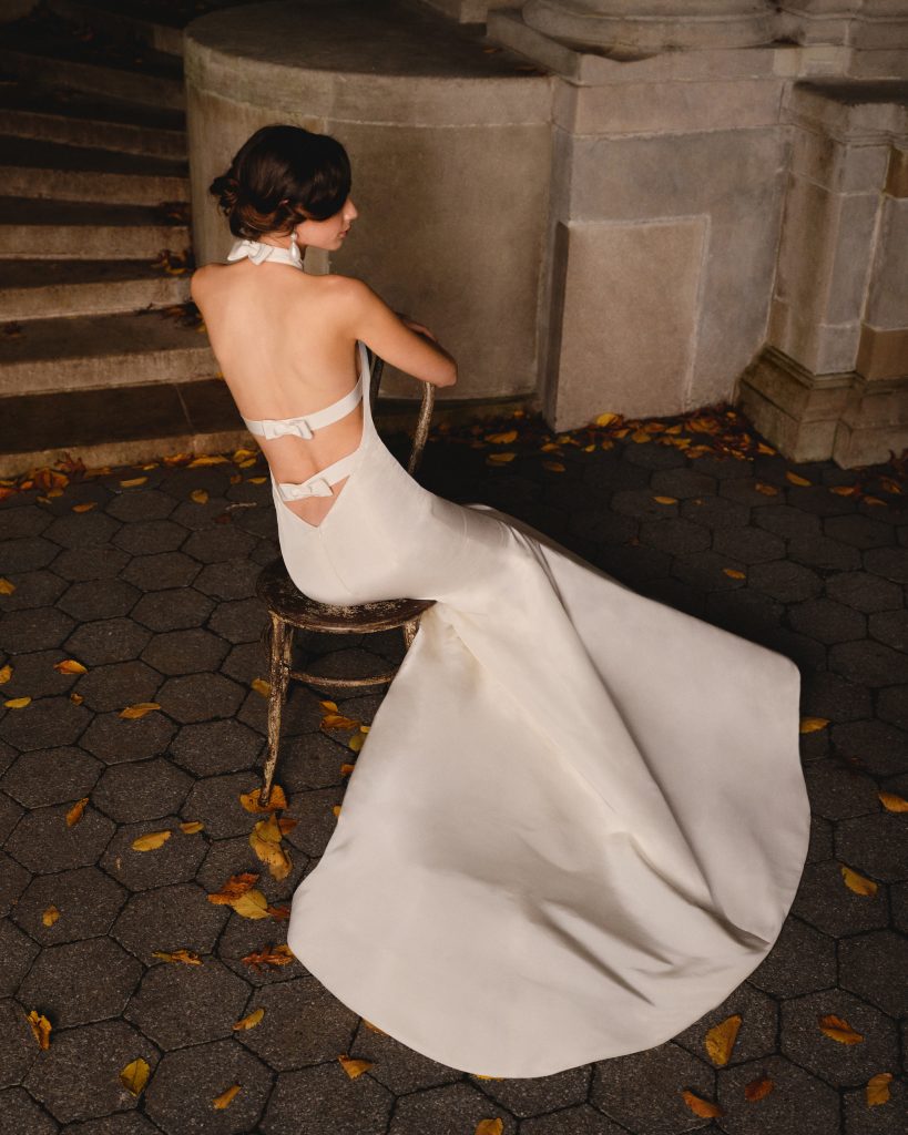 In questa immagine un abito da sposa con due delicati fiocchi sulla schiena della maison internazionale. 