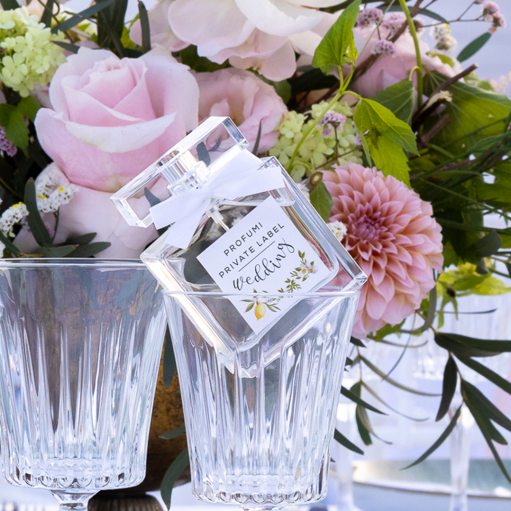 In questa foto una elegante boccetta di una fragranza creata da Profumi Private Label tra i fiori